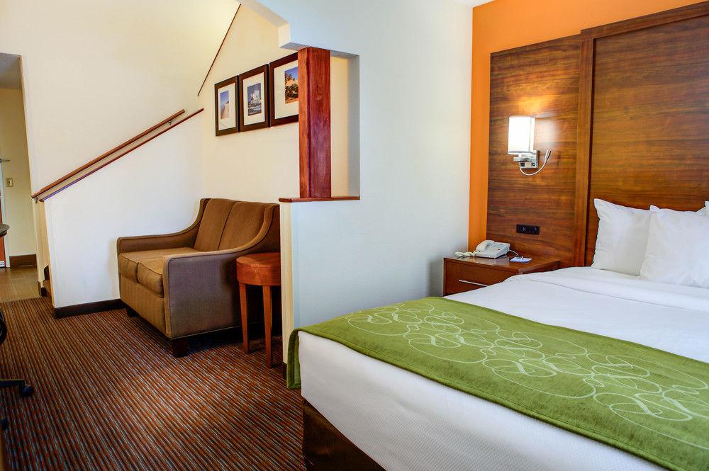 Comfort Suites Stevensville - St Joseph Екстериор снимка
