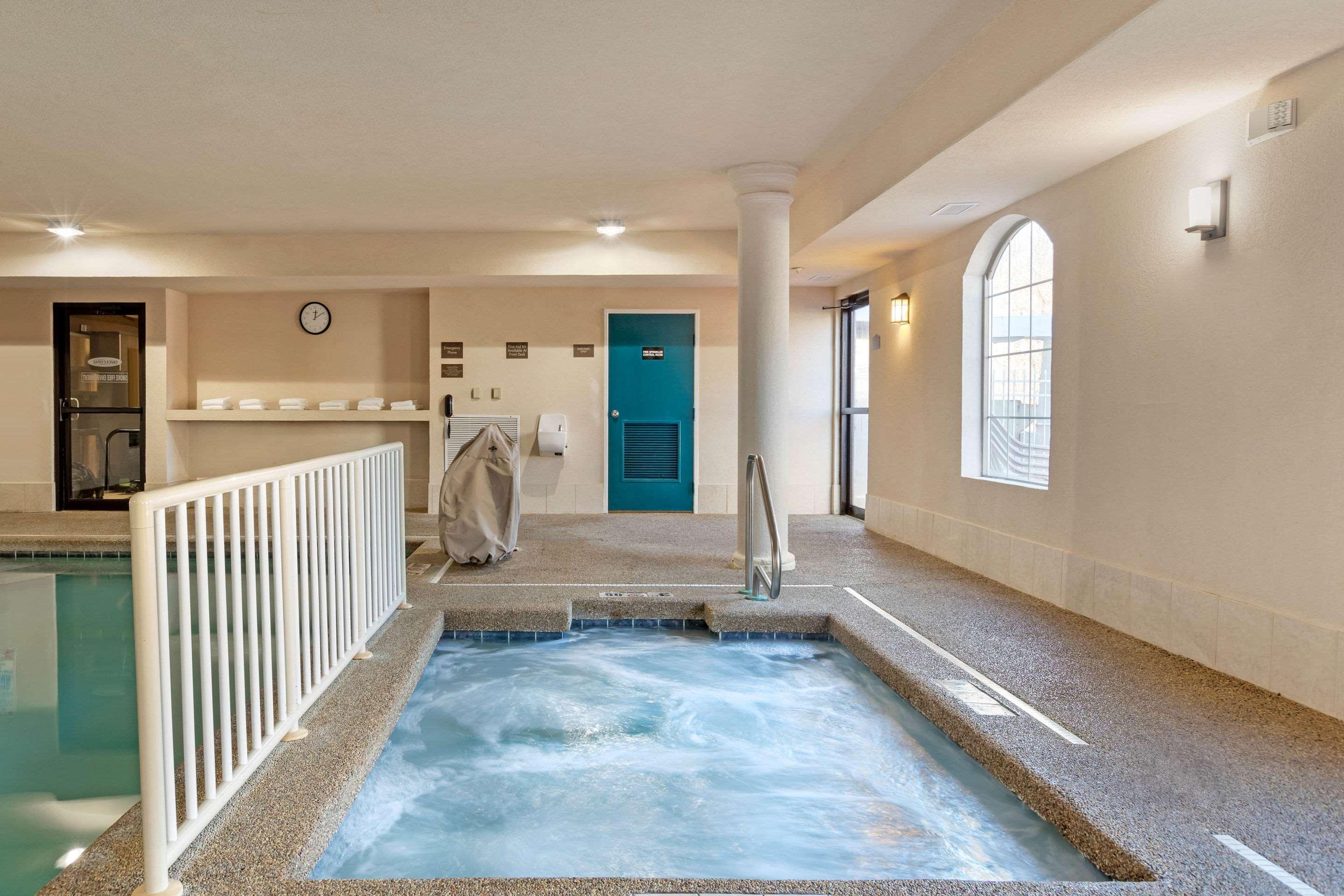 Comfort Suites Stevensville - St Joseph Екстериор снимка