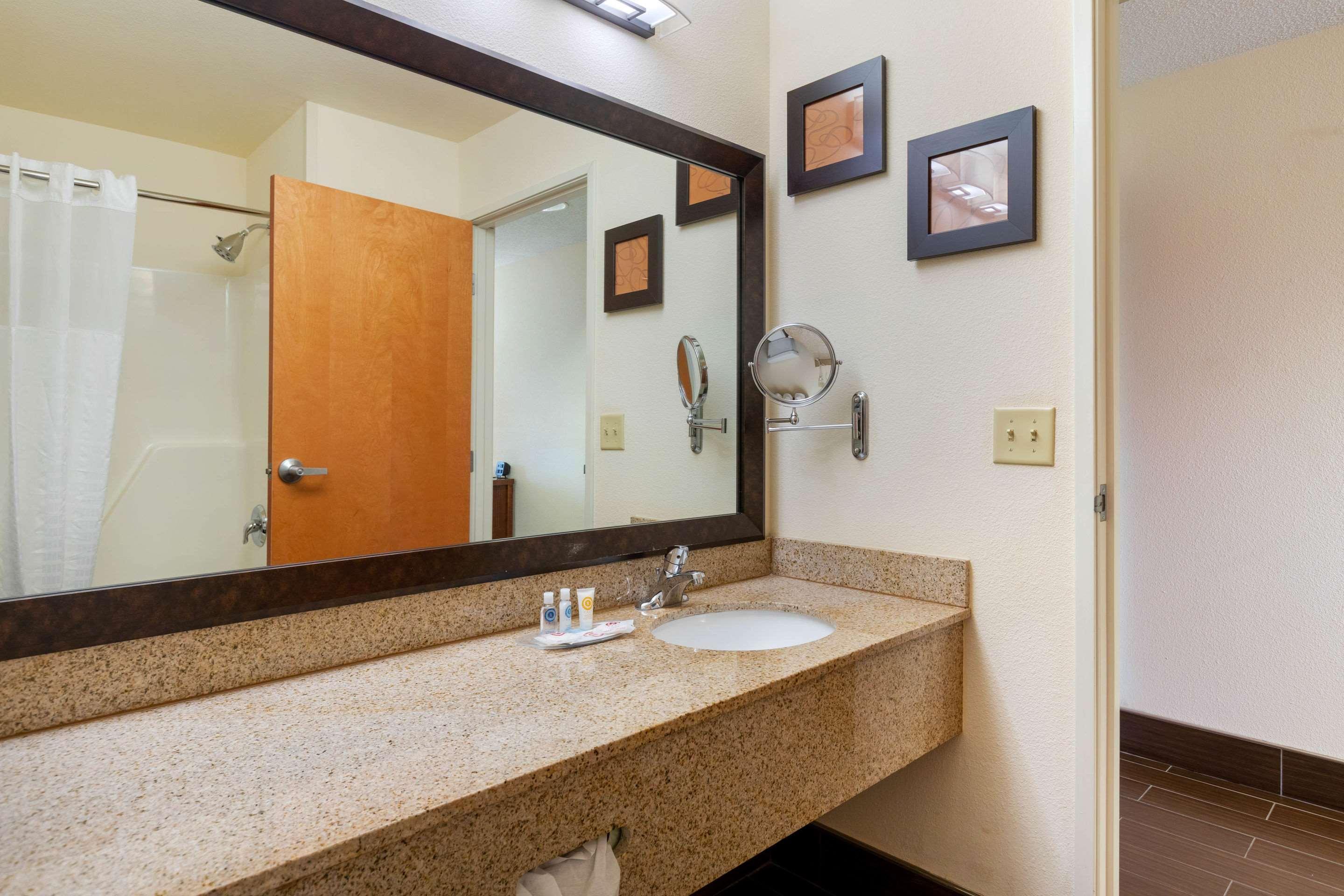Comfort Suites Stevensville - St Joseph Екстериор снимка
