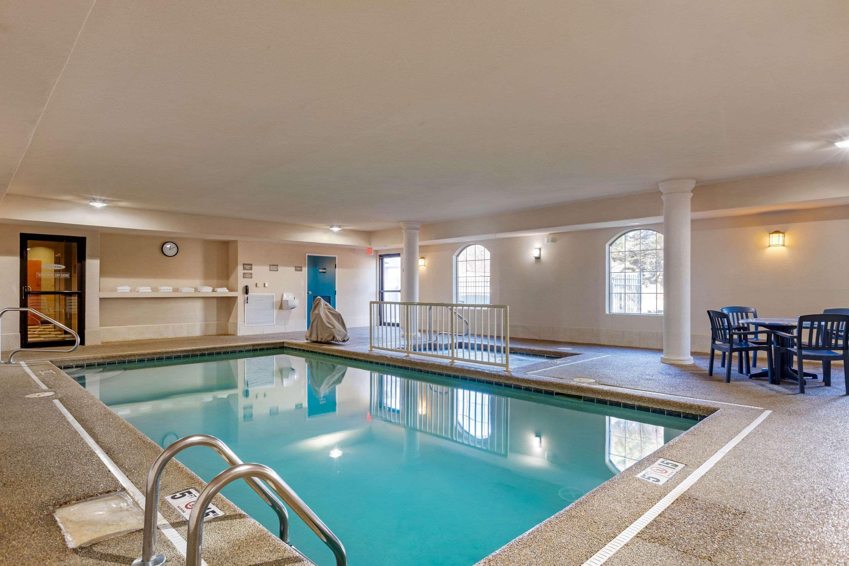 Comfort Suites Stevensville - St Joseph Екстериор снимка
